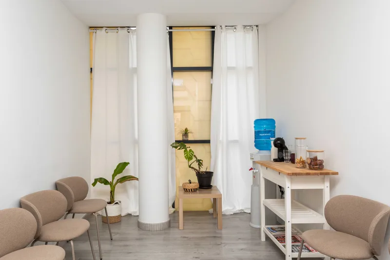 Sala de espera de Metáfora, luminosa y con butacas junto a la ventana
