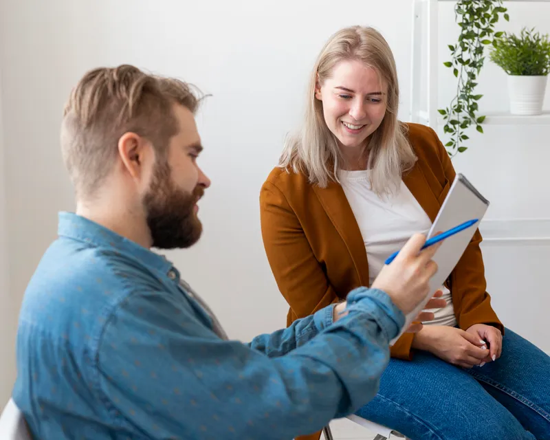 Manos de dos personas conversando durante una consulta